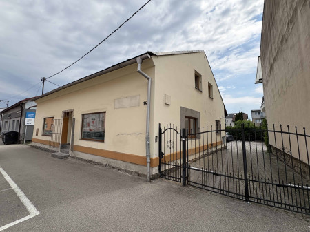 Obchodný priestor 122 m² v širšom centre Žiliny,  s priamym vstupom a výkladmi