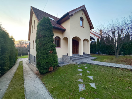 Exkluzívne bývanie na troch poschodiach s veľkou záhradou a dvoma garážami!